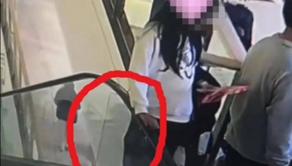痛心！一女孩不幸从商场4楼坠亡，当地警方已介入