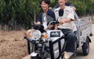 48岁知名演员回山东老家被偶遇：骑三蹦子、收麦子、赶大集、啃大葱！网友：回家最勤的明星