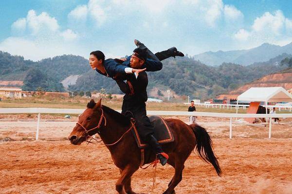 County in Guizhou fuses horse business with ethnic culture｜以赛为媒 打响“贵州村马”IP品牌