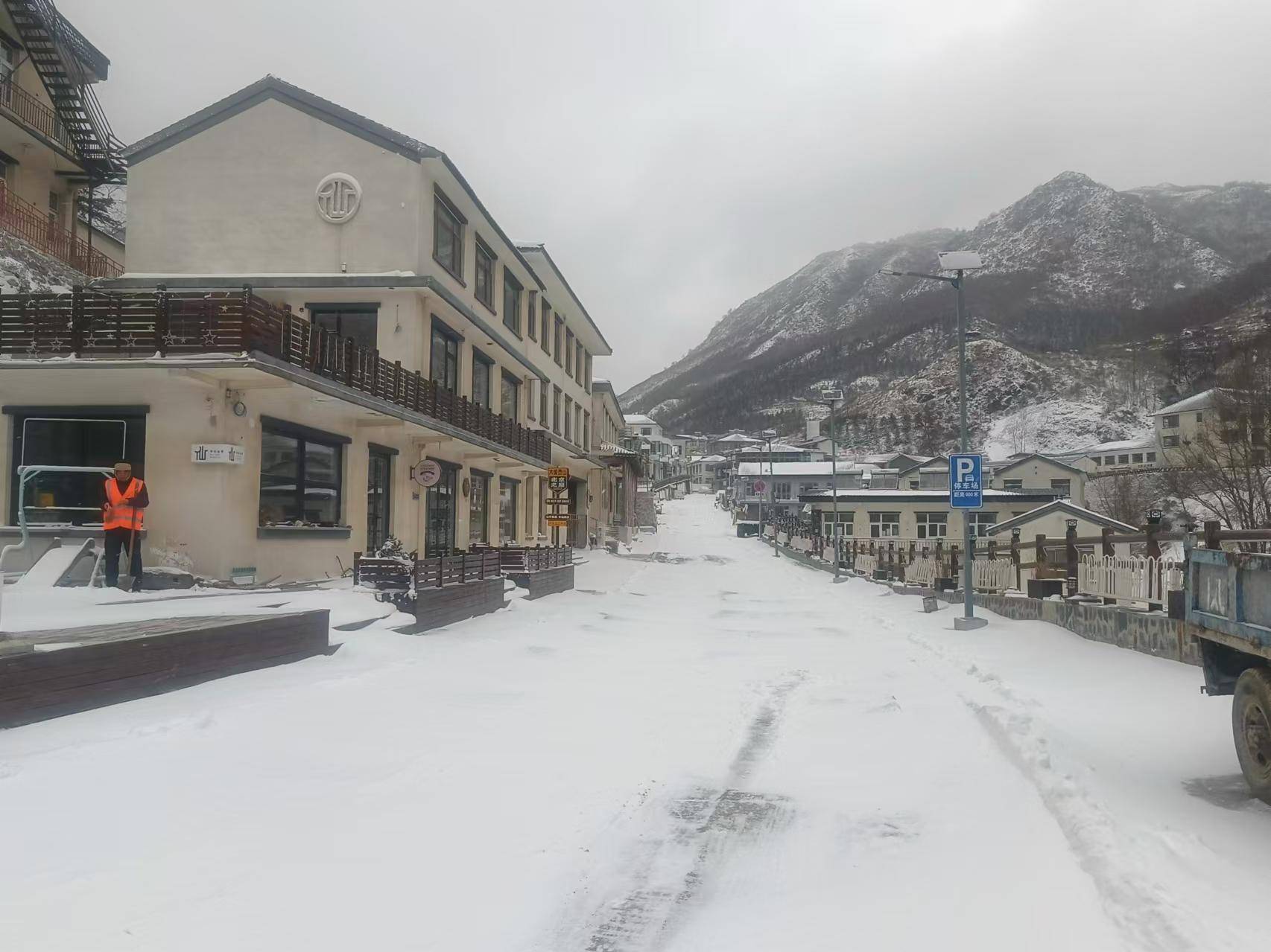 北京海拔最高山村：积雪已没过脚面，山林银装素裹