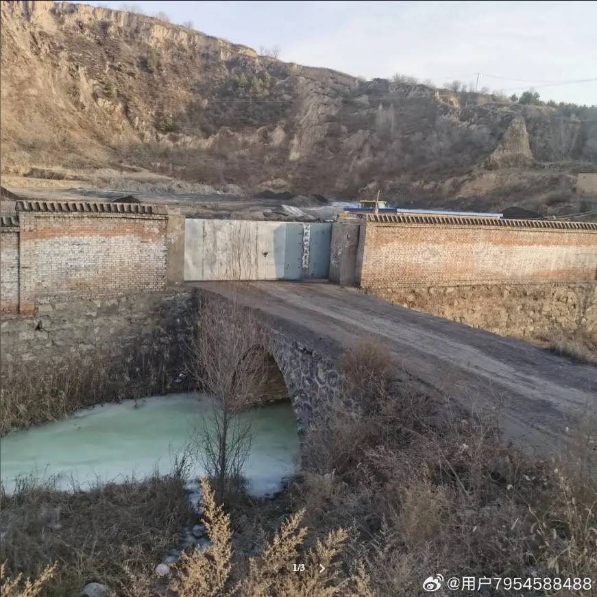 岚县梁家庄乡侯家岩村，一家无名煤场的存在，不仅破坏了当地的生态环境，更严重影响了附近居民的生活质量