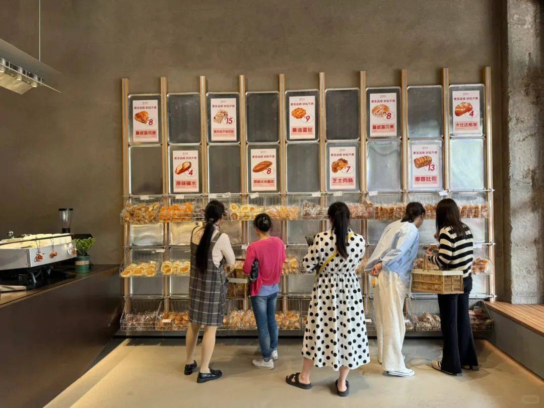 千平大店，面包4元起！低价烘焙疯狂扩军