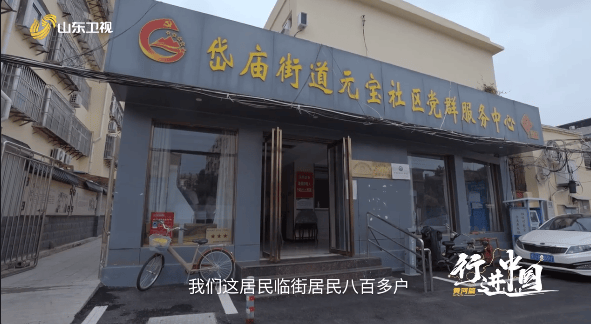 48岁知名演员回山东老家被偶遇：骑三蹦子、收麦子、赶大集、啃大葱！网友：回家最勤的明星