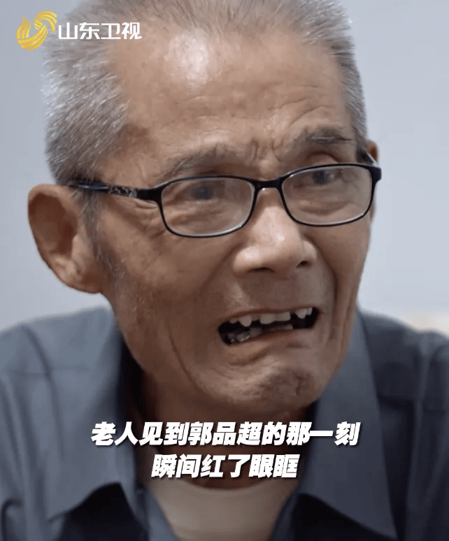 48岁知名演员回山东老家被偶遇：骑三蹦子、收麦子、赶大集、啃大葱！网友：回家最勤的明星