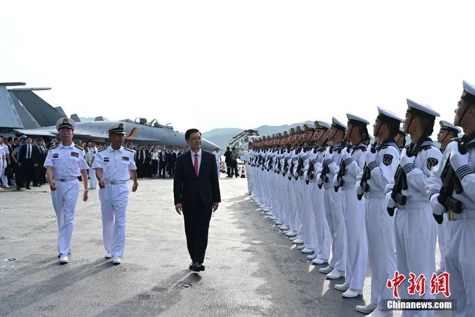 李家超出席中国人民解放军海军山东舰航母甲板招待会
