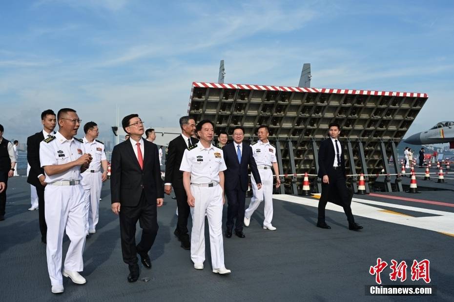 李家超出席中国人民解放军海军山东舰航母甲板招待会