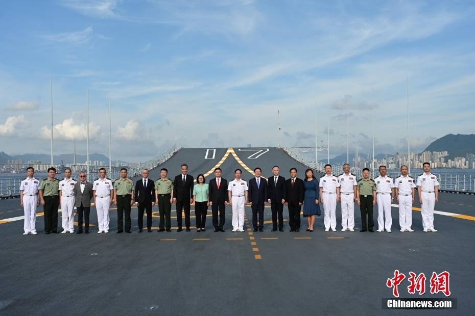 李家超出席中国人民解放军海军山东舰航母甲板招待会