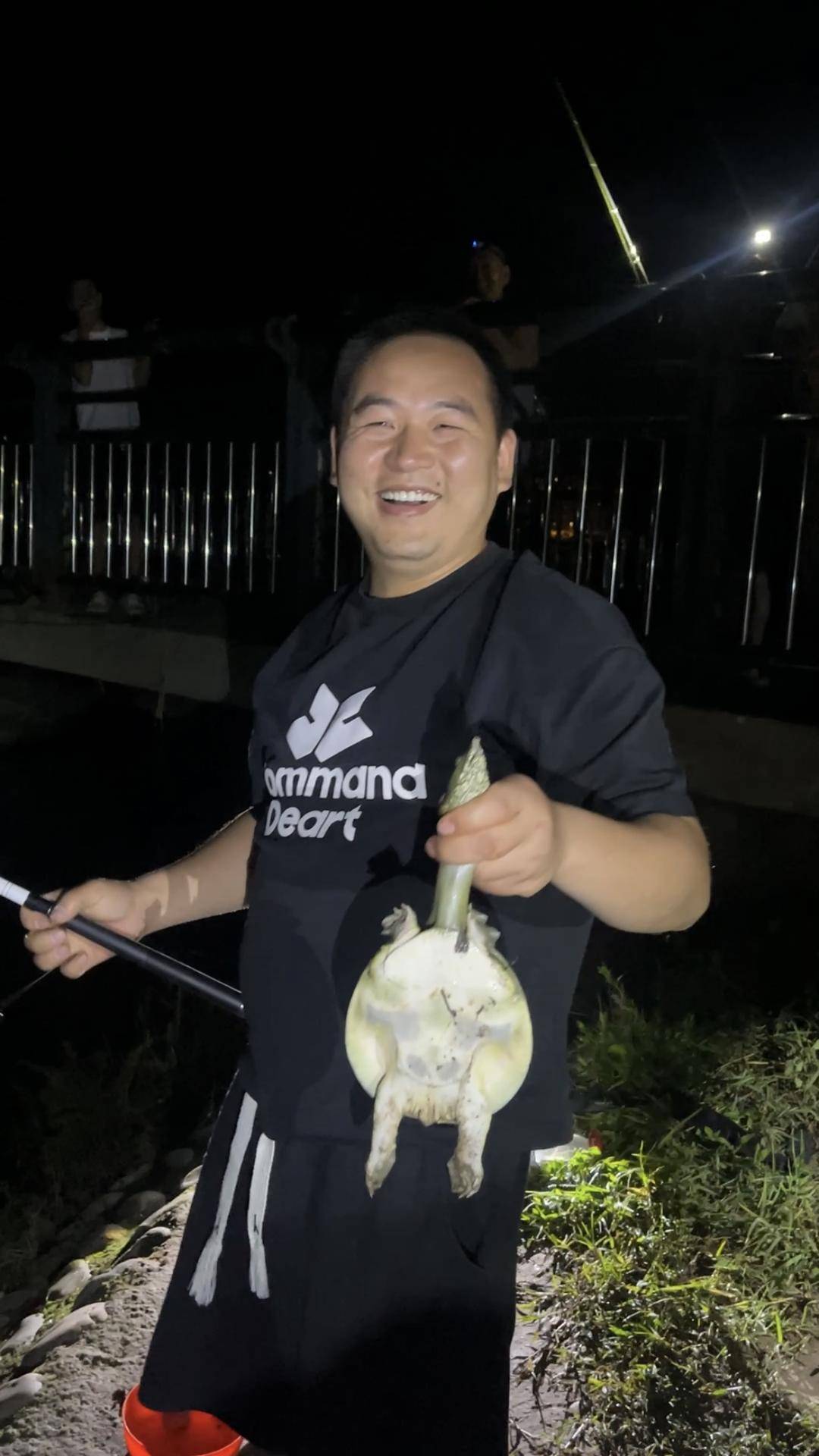 禁渔结束！四川乐山每天上万钓友江边甩竿：太小的不要，太大的不能要